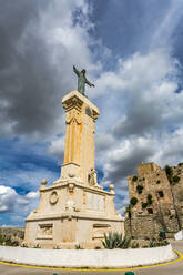 Spanien, Balearen, Menorca, Es Mercadal, Wolken über der Statue von Jesus Christus in El Toro - MABF00597