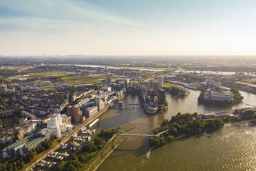 Deutschland, Nordrhein-Westfalen, Düsseldorf, Luftaufnahme des Medienhafengeländes bei Sonnenuntergang - TAMF03240