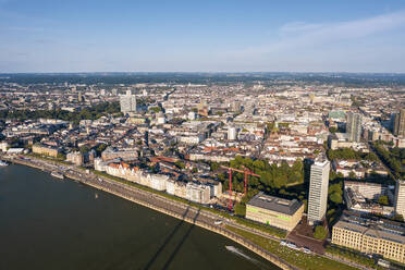 Deutschland, Nordrhein-Westfalen, Düsseldorf, Luftaufnahme der Stadt am Fluss - TAMF03241