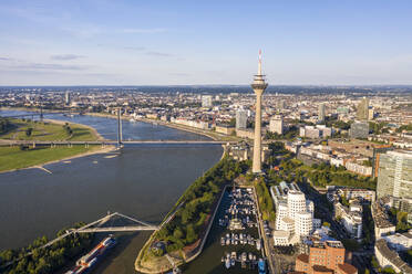 Deutschland, Nordrhein-Westfalen, Düsseldorf, Luftaufnahme des Medienhafens mit Rheinturm und Rheinkniebrücke im Hintergrund - TAMF03242