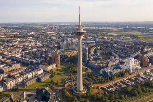 Deutschland, Nordrhein-Westfalen, Düsseldorf, Luftaufnahme des Rheinturms mit den Stadtteilen Unterbilk und Bilk im Hintergrund - TAMF03243
