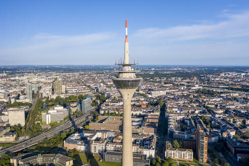 Deutschland, Nordrhein-Westfalen, Düsseldorf, Luftaufnahme des Rheinturms mit den Stadtteilen Unterbilk und Bilk im Hintergrund - TAMF03244
