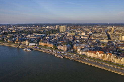 Deutschland, Nordrhein-Westfalen, Düsseldorf, Luftaufnahme der Stadt am Fluss in der Abenddämmerung - TAMF03248