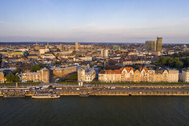 Deutschland, Nordrhein-Westfalen, Düsseldorf, Luftaufnahme der Stadt am Fluss in der Abenddämmerung - TAMF03256