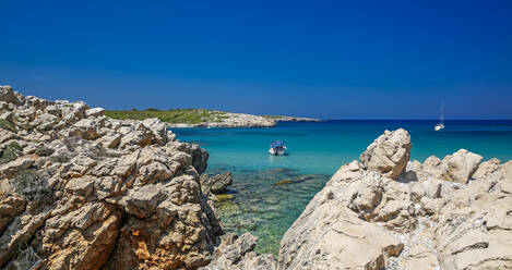 Spanien, Balearische Inseln, Menorca, Son Parc, Platja Arenal den Castell Bucht im Sommer - MABF00599