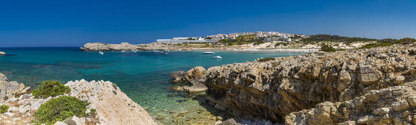 Spanien, Balearische Inseln, Menorca, Son Parc, Panorama der Bucht Platja Arenal den Castell im Sommer mit Stadt im Hintergrund - MABF00604