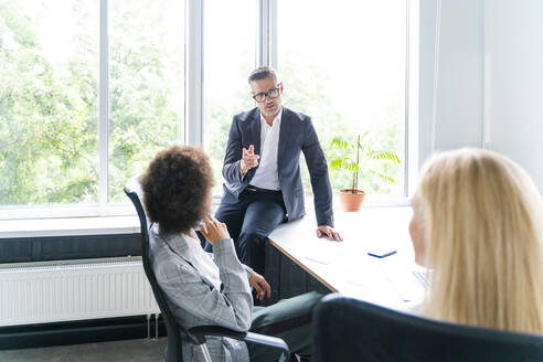 Männliche und weibliche Fachleute diskutieren bei einer Besprechung im Büro - OIPF01196