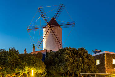 Spanien, Balearen, Es Mercadal, Traditionelle Windmühle gegen den Himmel in der Abenddämmerung - MABF00605