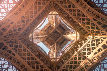 Aussichtsturm von unten mit Stützpfeilern und symmetrischem Dekor an einem sonnigen Tag in Paris Frankreich - ADSF30451