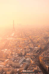 Luftaufnahme eines Stadtviertels mit Wohngebäuden und Eiffelturm auf dem Champ de Mars im Dunst in Paris - ADSF30452