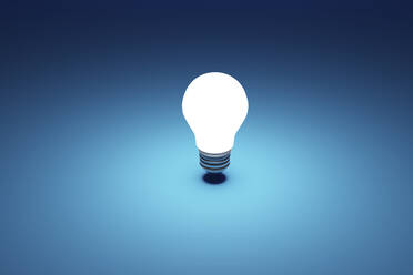 Dreidimensionales Rendering einer einzelnen Glühbirne, die vor blauem Hintergrund leuchtet - SPCF01584