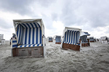 Leere Strandkörbe mit Kapuze am Sandstrand - ASCF01607