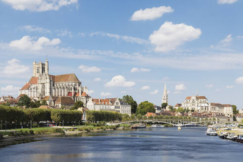 Frankreich, Departement Yonne, Auxerre, Fluss Yonne im Sommer mit der Kathedrale von Auxerre und der Abtei von Saint-Germain dAuxerre im Hintergrund - GWF07171