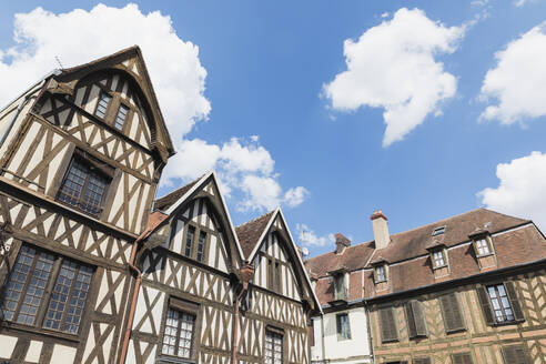 Frankreich, Departement Yonne, Auxerre, Fachwerkhäuser in historischer Altstadt - GWF07173