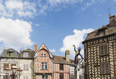 Frankreich, Departement Yonne, Auxerre, Cadet Rousselle-Statue vor historischen Fachwerkhäusern - GWF07176