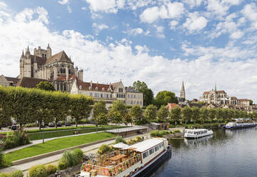 Frankreich, Departement Yonne, Auxerre, Ufer der Yonne im Sommer mit einer von Bäumen gesäumten Promenade und der Kathedrale von Auxerre im Hintergrund - GWF07178