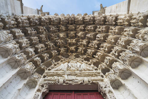 Frankreich, Departement Yonne, Auxerre, Verschnörkelter Eingangsbogen der Kathedrale von Auxerre - GWF07180