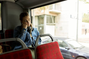 Nachdenkliche Frau schaut durch das Busfenster - VABF04401