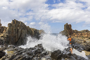 Australien, New South Wales, Kiama, Männlicher Tourist beim Fotografieren in der geologischen Stätte Bombo Headland Quarry - FOF12206