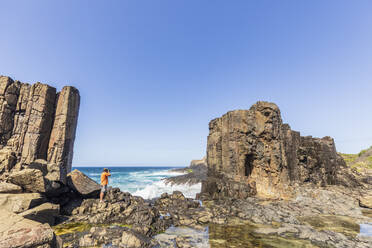 Australien, New South Wales, Kiama, Männlicher Tourist beim Fotografieren in der geologischen Stätte Bombo Headland Quarry - FOF12210