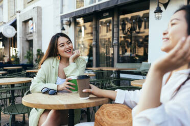 Freundinnen trinken Kaffee in einem Straßencafé - OYF00536