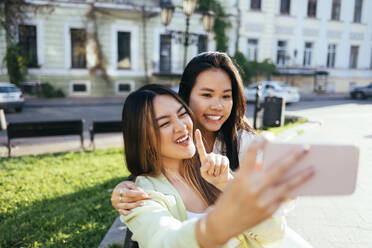 Junge Frauen nehmen Selfie durch Smartphone während sonnigen Tag - OYF00555