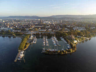 Deutschland, Baden-Württemberg, Radolfzell am Bodensee, Luftaufnahme des Hafens der Seestadt in der Morgendämmerung - ELF02388