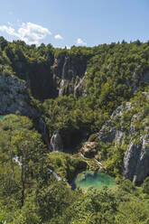 Blick auf einen Wasserfall und einen kleinen See im Nationalpark Plitvicer Seen - JAQF00839