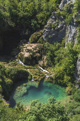 Kleiner türkisfarbener See im Nationalpark Plitvicer Seen - JAQF00840
