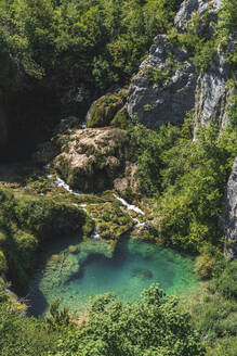 Kleiner türkisfarbener See im Nationalpark Plitvicer Seen - JAQF00840