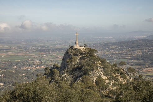 Spanien, Balearische Inseln, Felanitx, Creu des Picot Kreuz auf dem Puig de Mila - JMF00580