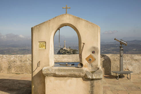 Spanien, Balearische Inseln, Felanitx, Aussichtspunkt der Wallfahrtskirche San Salvador mit dem Kreuz von Creu des Picot im Hintergrund - JMF00581