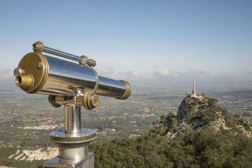 Spanien, Balearische Inseln, Felanitx, Teleskop mit Blick auf das Kreuz Creu des Picot - JMF00582