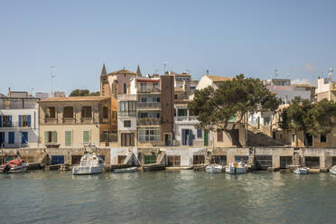 Spanien, Balearische Inseln, Porto Colom, Boote vor den Häusern am Wasser - JMF00583