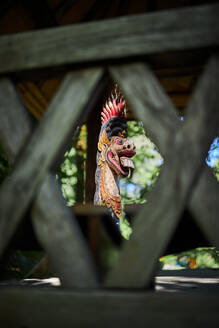 Skulptur eines Drachens mit Ornament auf Sockel in gealterter Konstruktion aus Bambus in Bali Indonesien - ADSF30548