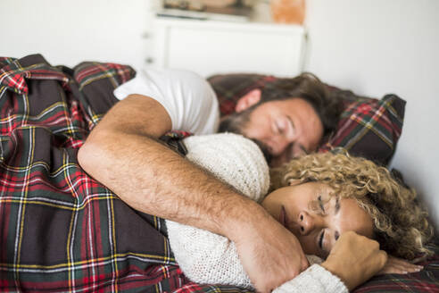 Älterer Mann und Frau schlafen auf dem Bett zu Hause - SIPF02469