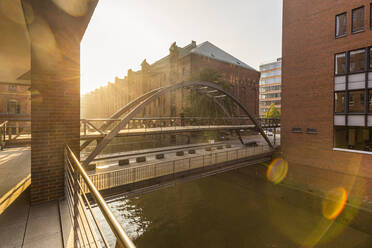 Deutschland, Hamburg, Kehrwiedersteg Brücke bei Sonnenuntergang - IHF00495