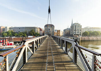 Deutschland, Hamburg, Hafenbrucke im Binnenhafen mit Speicherstadt im Hintergrund - IHF00496