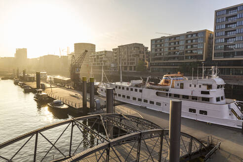 Deutschland, Hamburg, Schiff im Sandtorhafen bei Sonnenuntergang - IHF00497