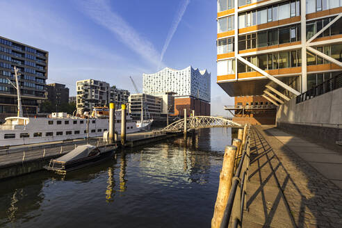 Deutschland, Hamburg, Kanal in Am Sandtorkai mit Elbphilharmonie im Hintergrund - IHF00499