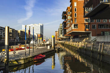 Deutschland, Hamburg, Kanal in Am Sandtorkai mit Elbphilharmonie im Hintergrund - IHF00504