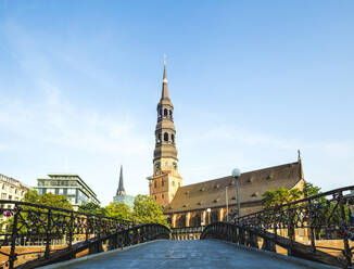 Deutschland, Hamburg, St.-Katharinen-Kirche gegen den Himmel - IHF00506