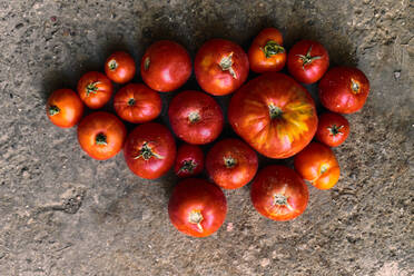 Nahaufnahme eines Stapels roter Tomaten auf dem Boden von oben - ADSF30671
