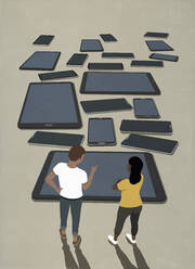 Paar sieht sich verschiedene Smartphones und digitale Tablets an - FSIF05854