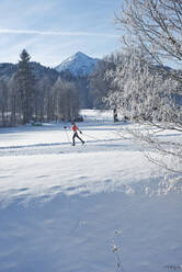 Reife Frau beim Skifahren auf Schnee im Urlaub - HHF05695