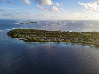 Malediven, Meemu Atoll, Mulah, Luftaufnahme einer bewohnten Insel im Indischen Ozean - KNTF06369