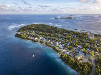 Malediven, Meemu Atoll, Mulah, Luftaufnahme einer bewohnten Insel im Indischen Ozean - KNTF06370