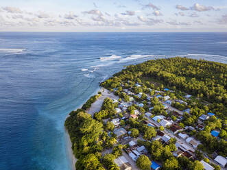 Malediven, Meemu Atoll, Mulah, Luftaufnahme einer bewohnten Insel im Indischen Ozean - KNTF06373