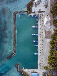 Malediven, Meemu Atoll, Mulah, Luftaufnahme des Hafens einer bewohnten Insel - KNTF06374