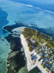 Malediven, Meemu Atoll, Veyvah, Luftaufnahme einer kleinen bewohnten Insel im Indischen Ozean - KNTF06378